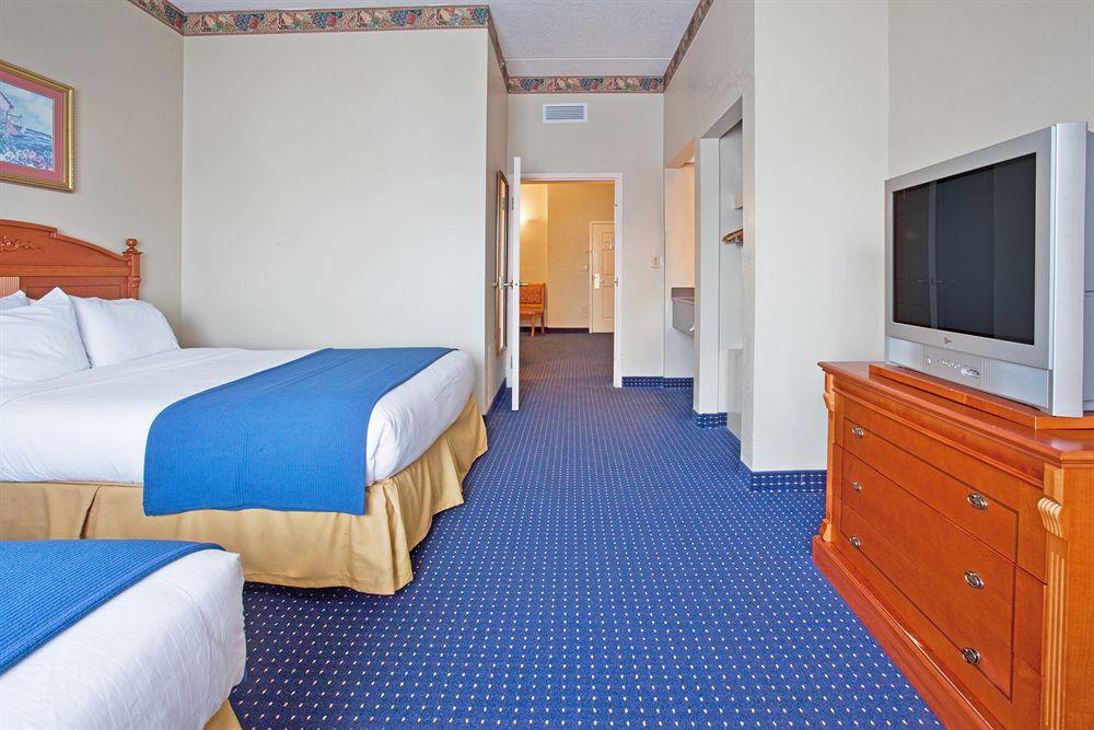 Savannah Gateway Hotel & Suites Georgetown Room photo