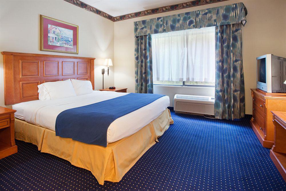 Savannah Gateway Hotel & Suites Georgetown Room photo