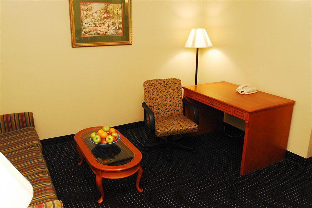 Savannah Gateway Hotel & Suites Georgetown Room photo