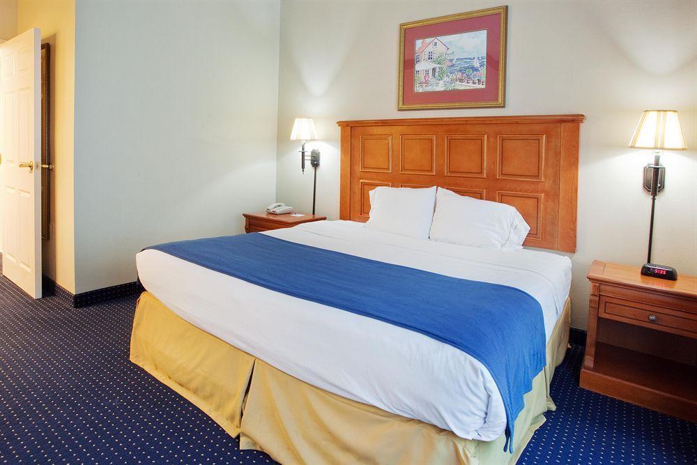 Savannah Gateway Hotel & Suites Georgetown Room photo