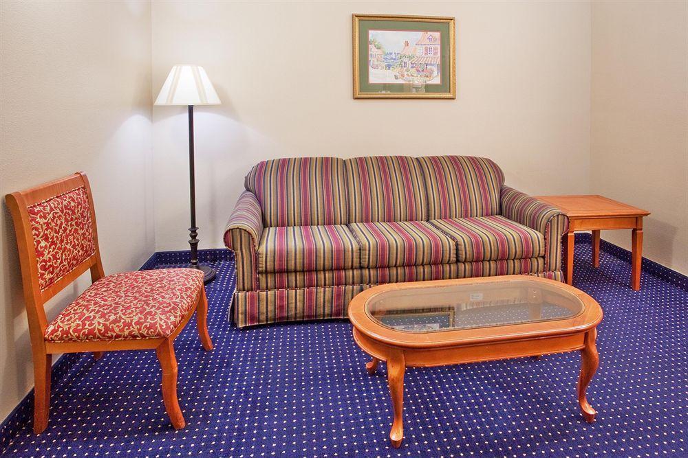 Savannah Gateway Hotel & Suites Georgetown Room photo